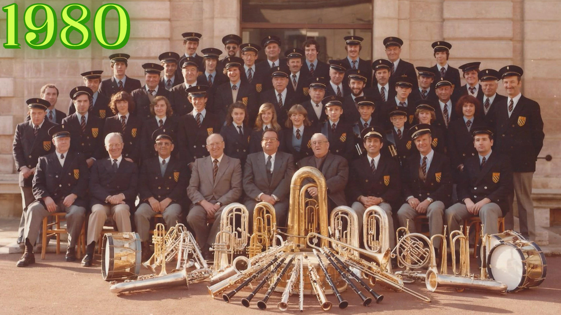 Photo de groupe de l'Harmonie de Nuits-Saint-Georges en 1980